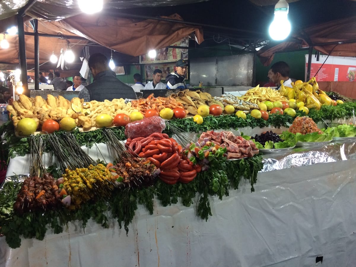 Prallgefüllte Stände auf dem DJemaa el Fna