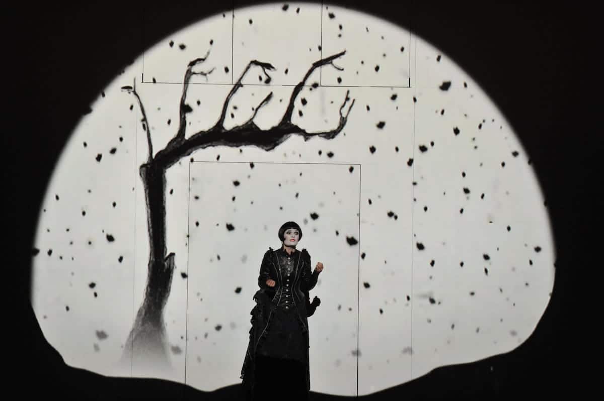 Anke Krabbe (Pamina) erinnert in der Zauberflöte an Louise Brooks Foto: Hans Jörg Michel