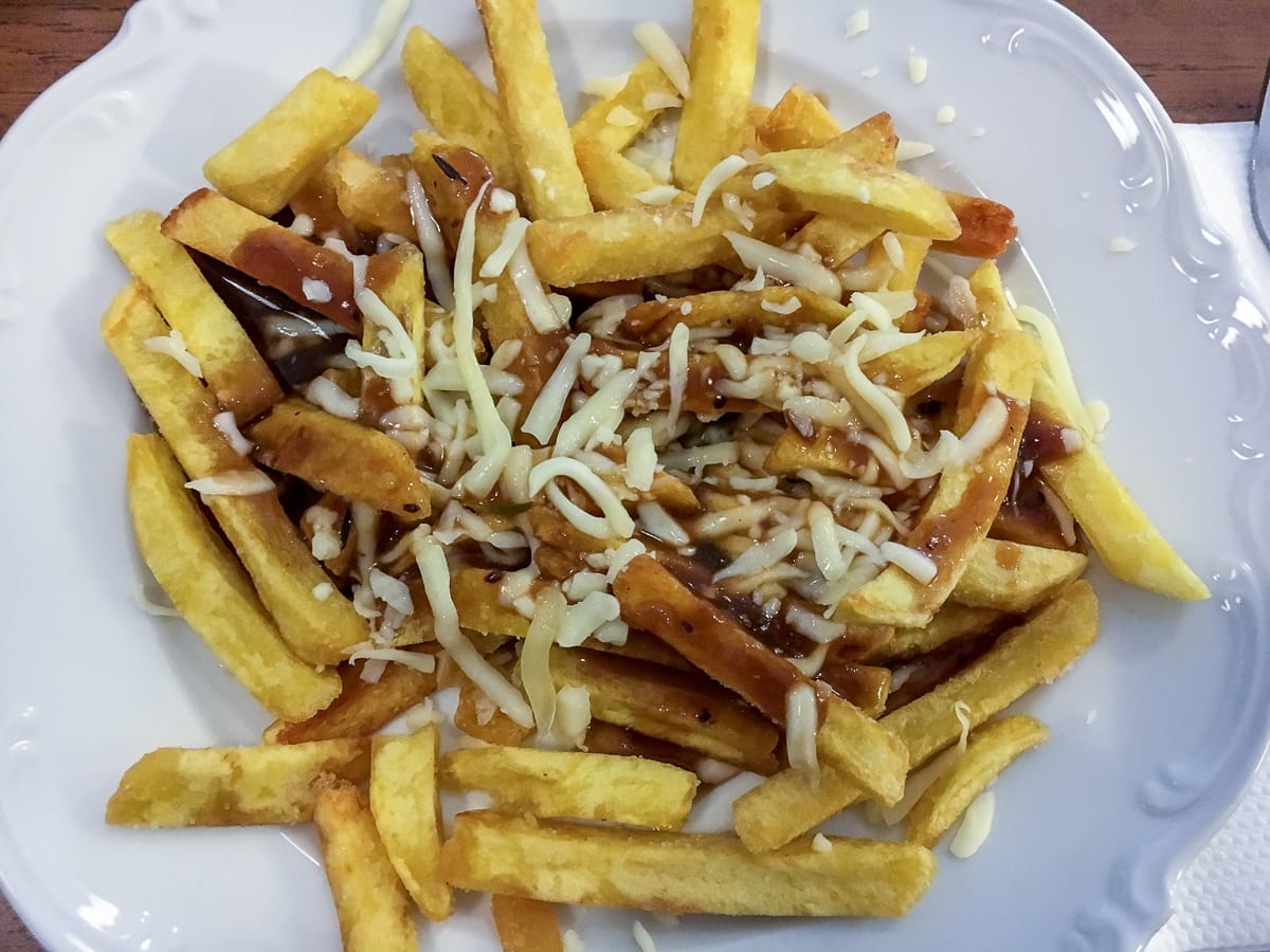 Poutine im Frittiersalon