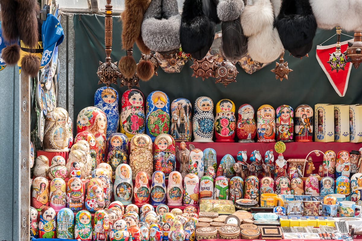 Souvenirstand mit Matroschkas