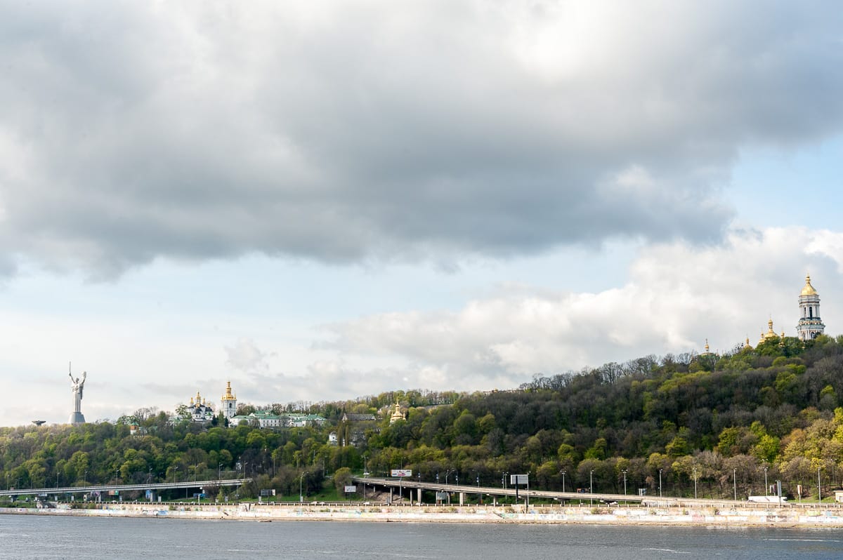 Kyevo-Pecherska Lavra und Mutter-Heimat-Statue auf den Hügeln Kiews
