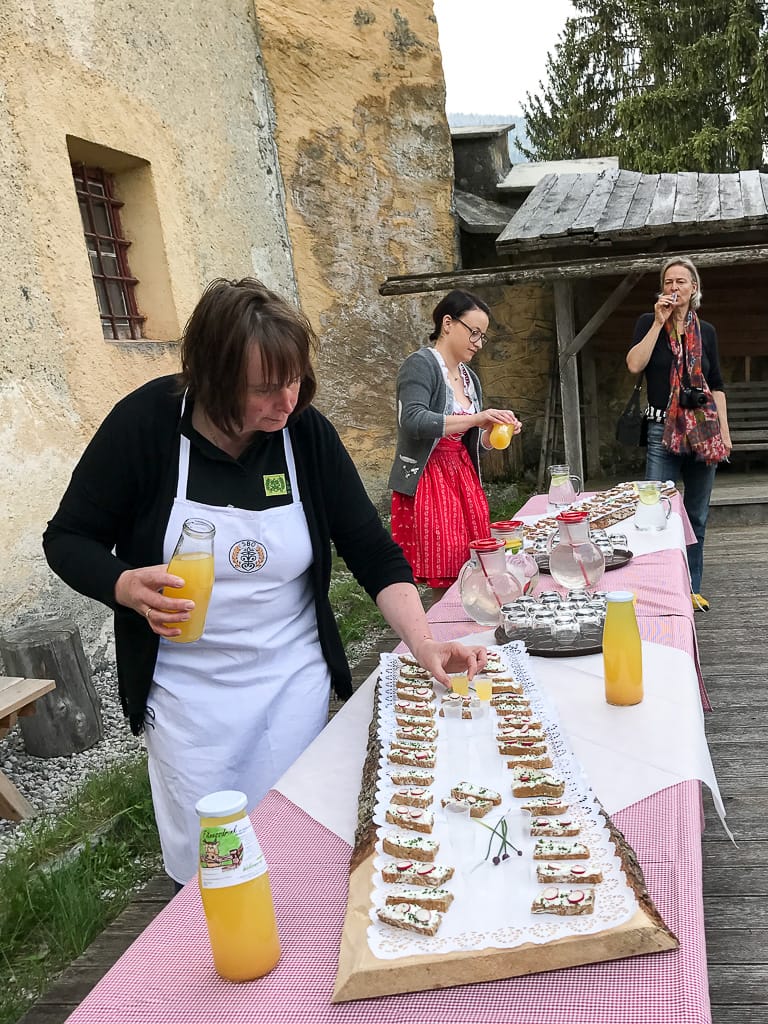 regionale Bäuerinnen auf Schloss Welsperg