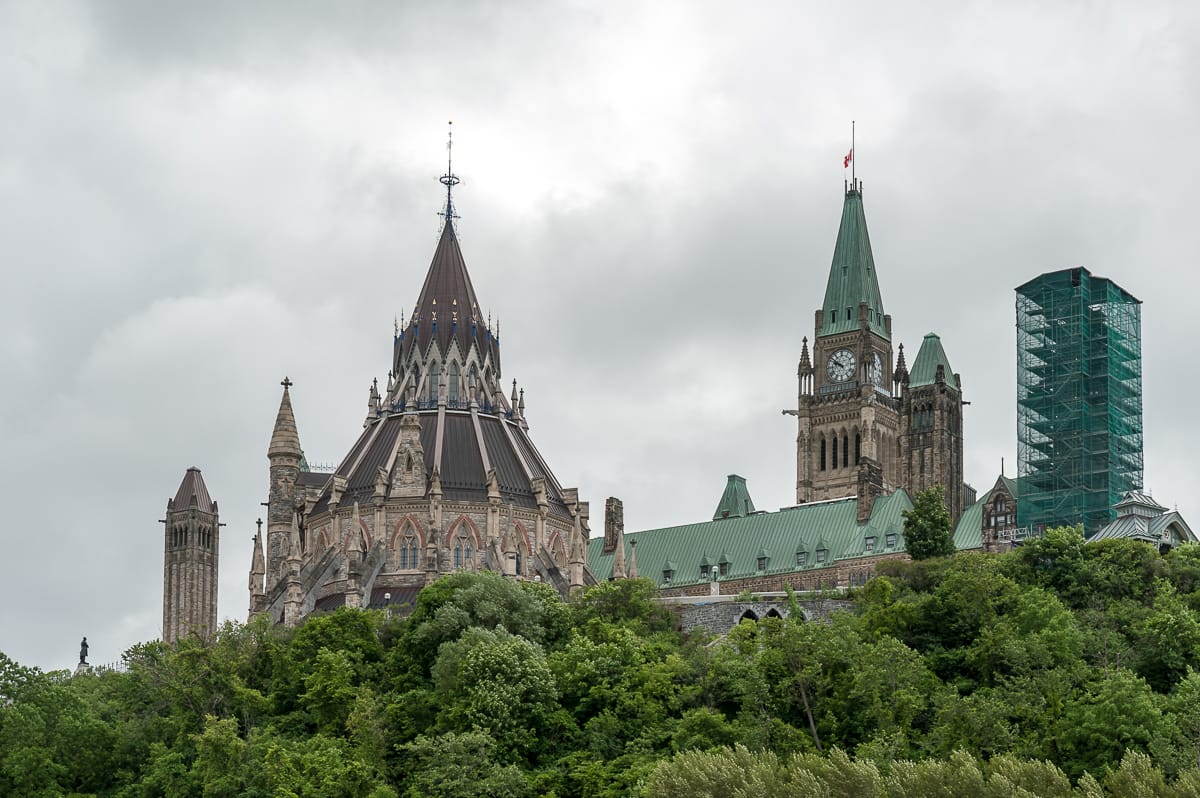 Parlament mit Bibliothek im Vordergrund