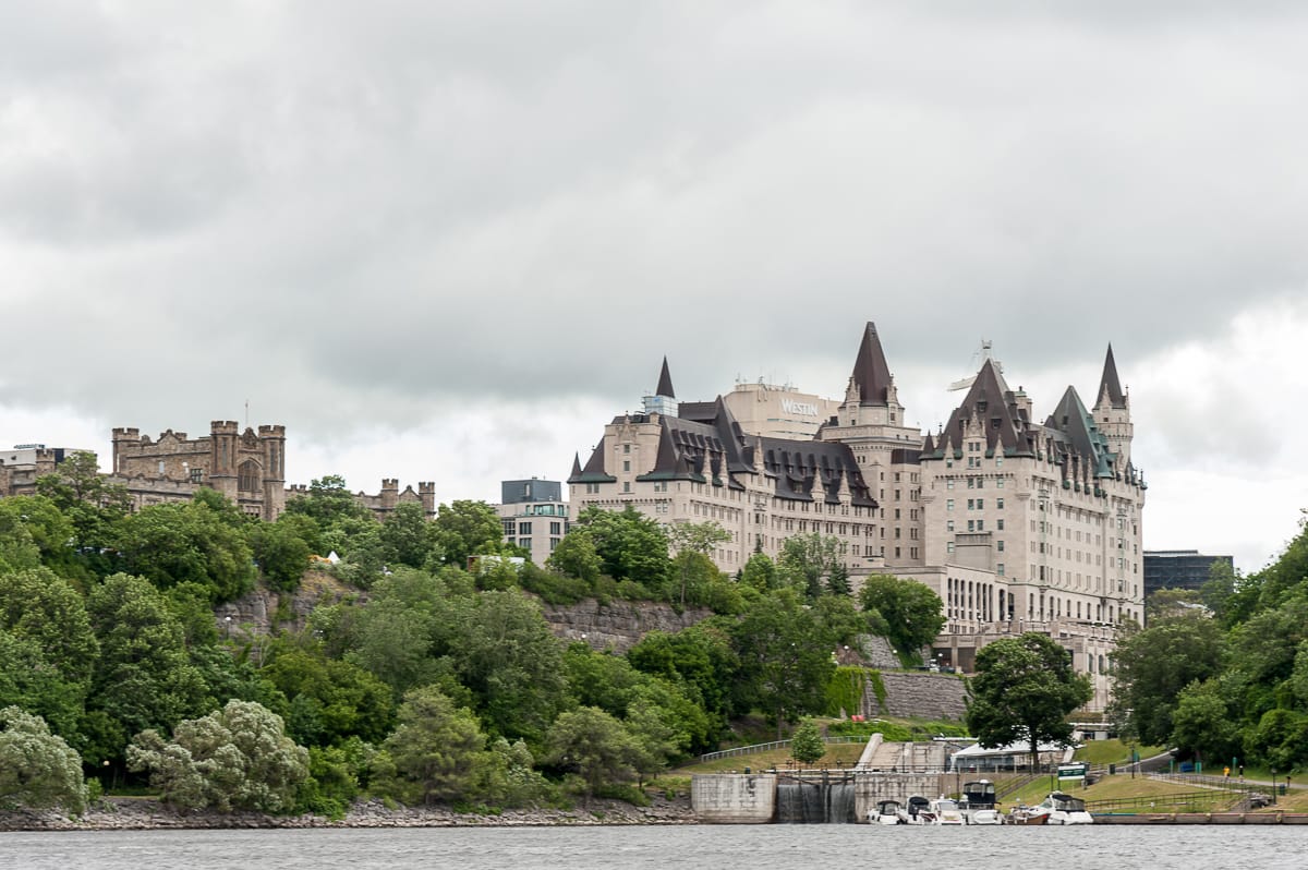 Fairmont Château Laurier vom Fluß aus
