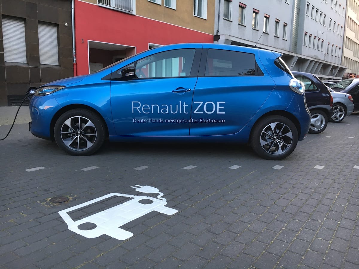 Parkplätze für Elektroautos mit Ladesäulen
