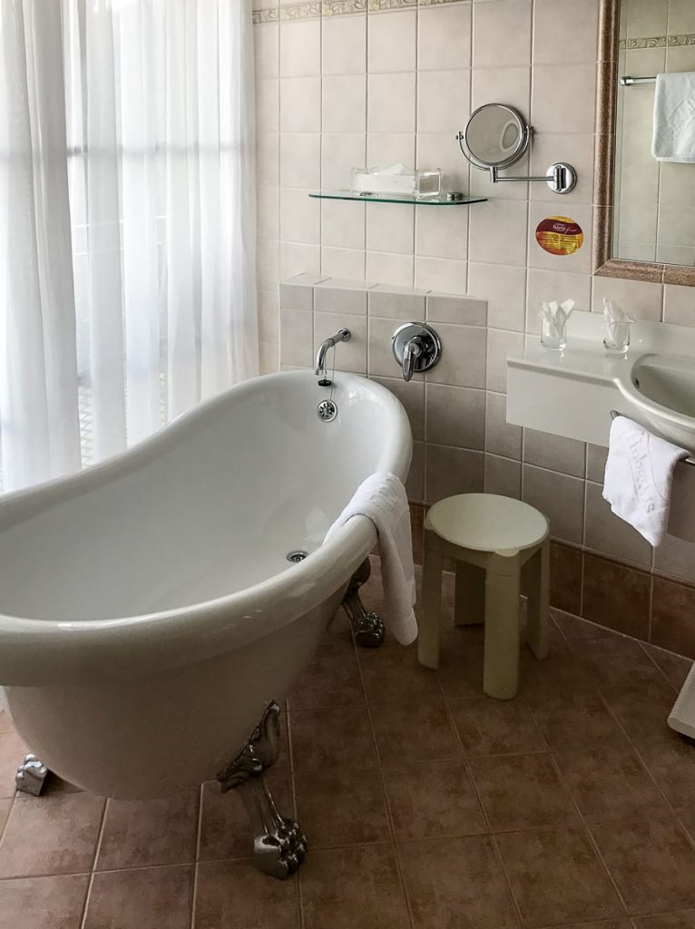 Freistehende Badewanne im Hotel Hubertus