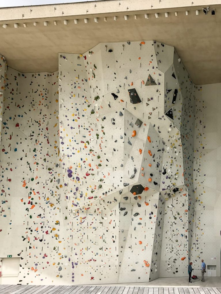 Offen und großzügig gestaltete Kletterhalle in Bruneck