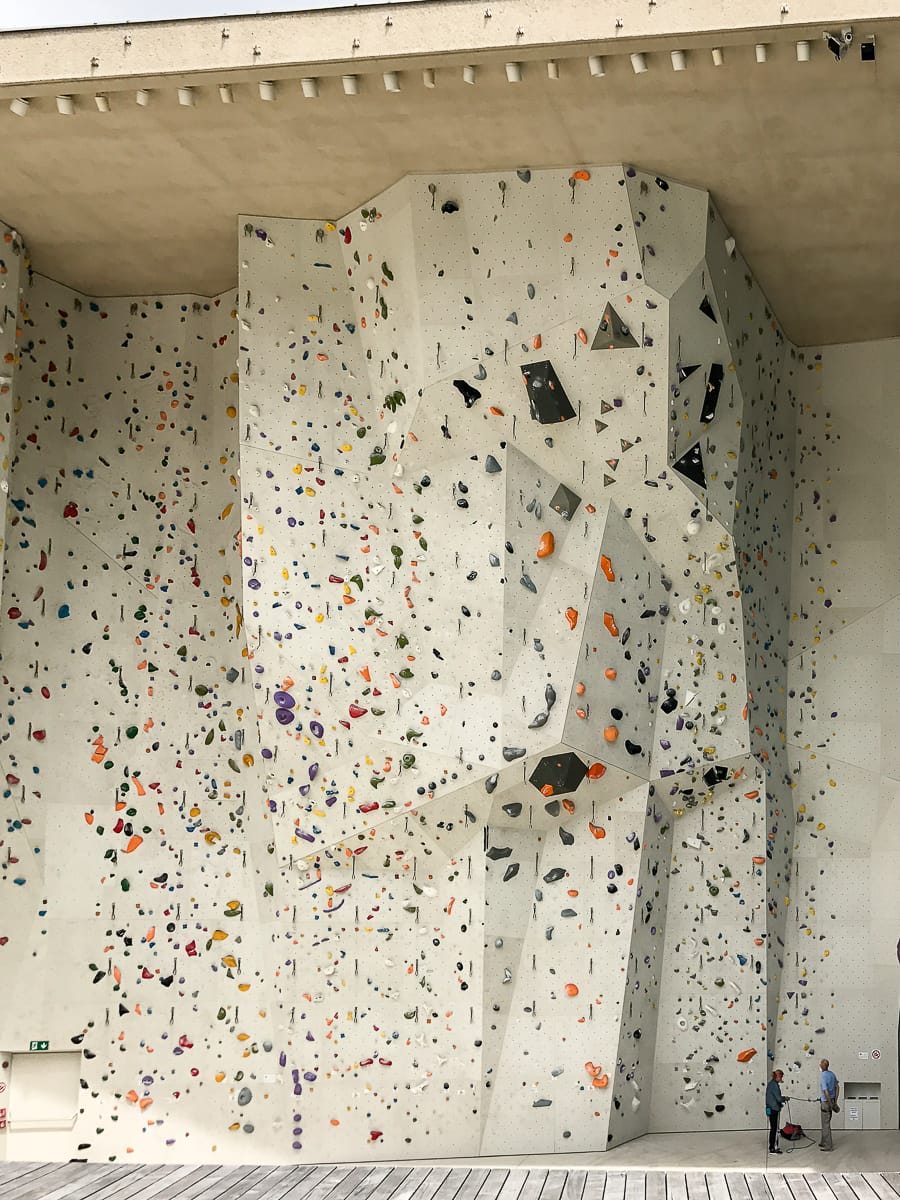 Offen und großzügig gestaltete Kletterhalle in Bruneck