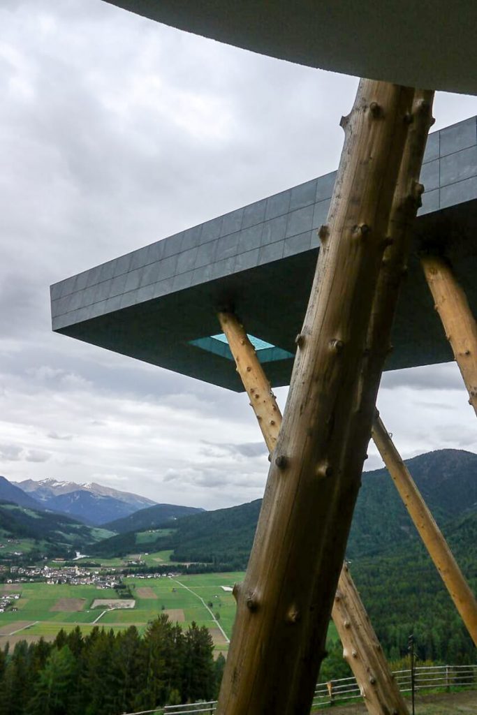 Wie eine Skisprungschanze ragt der Sky Pool aus dem Hotel