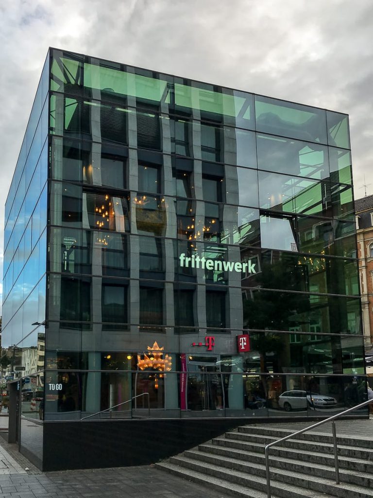 Der Glaskubus des Frittenwerks