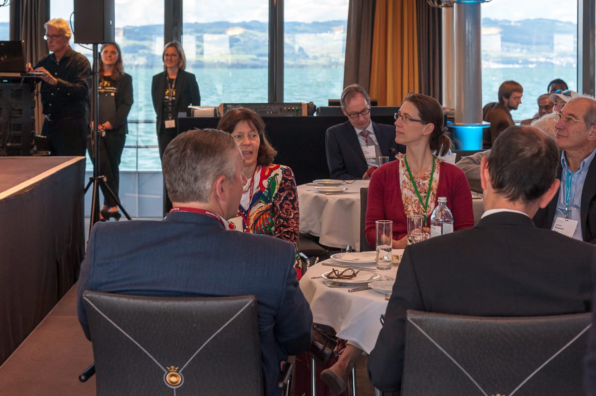 Bettina Gräfin Bernadotte (rechts) an Bord bei der Nobelpreisträgerfahrt