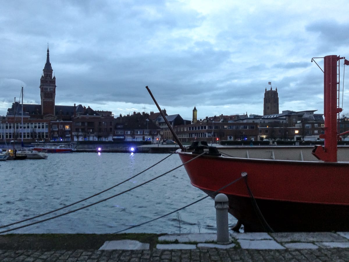 Blick auf die Altstadt mit Rathaus und Belfried