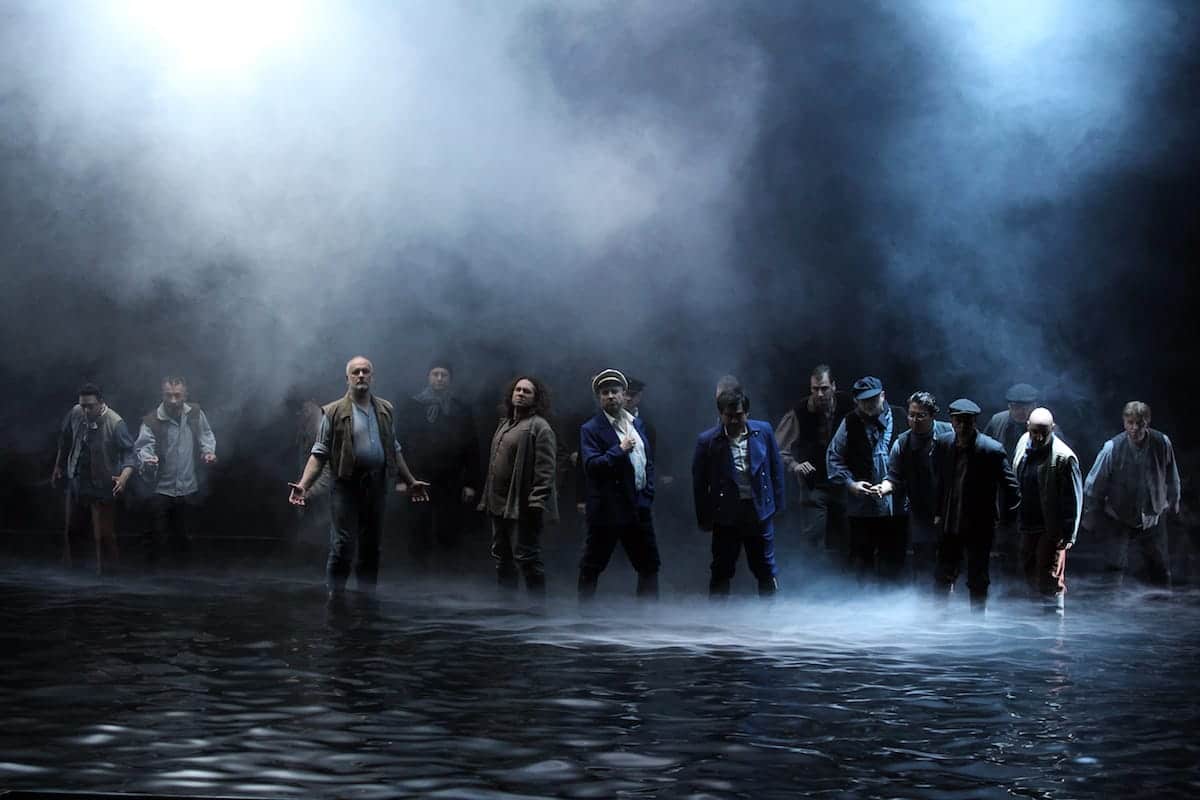 Chor und Extrachor des theaterhagen, in der Mitte Rainer Zaun (Daland), Kejia Xiong (Steuermann), Fotograf: Klaus Lefebvre