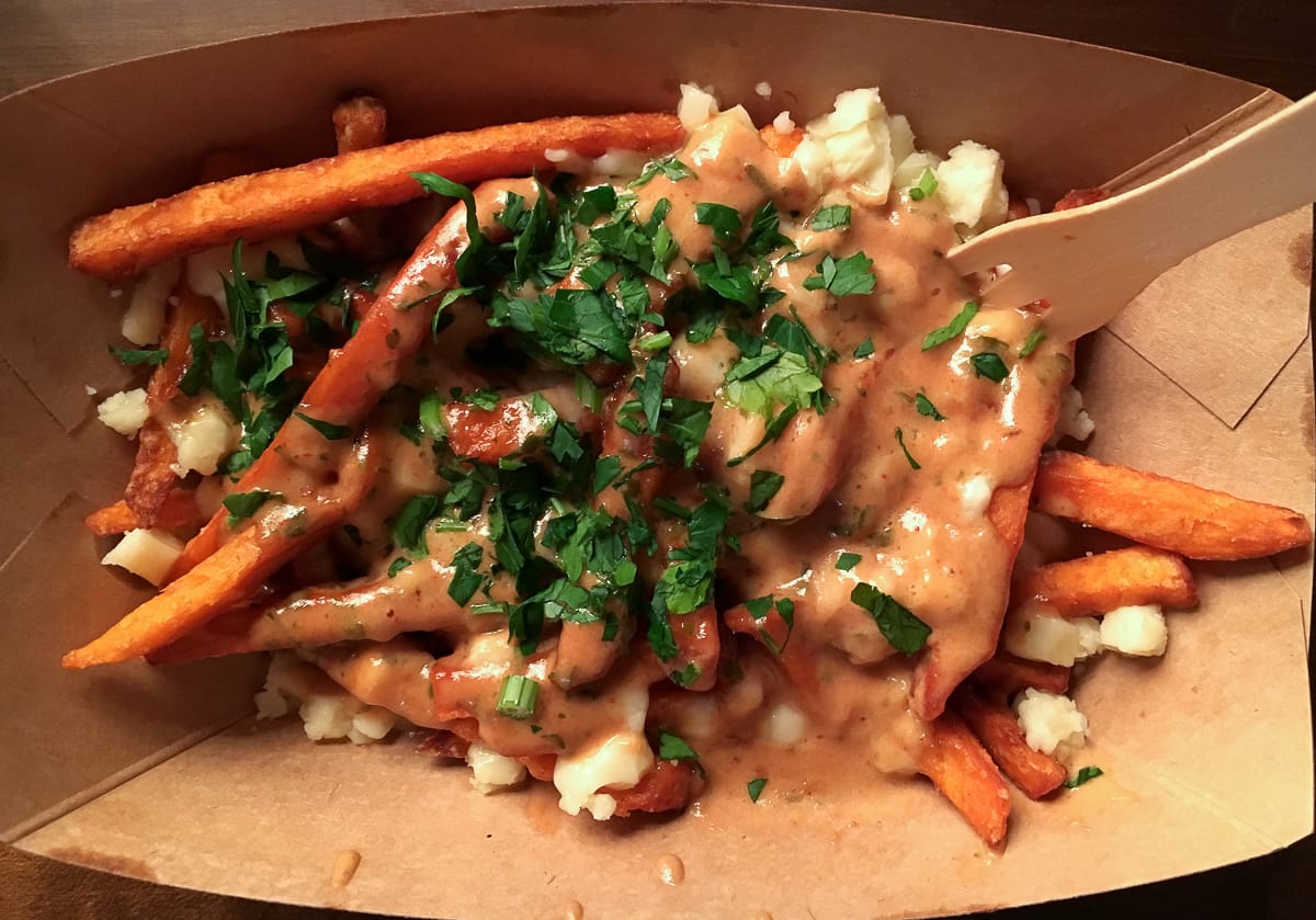 Classic Québéc Poutine auf Süßkartoffelpommes