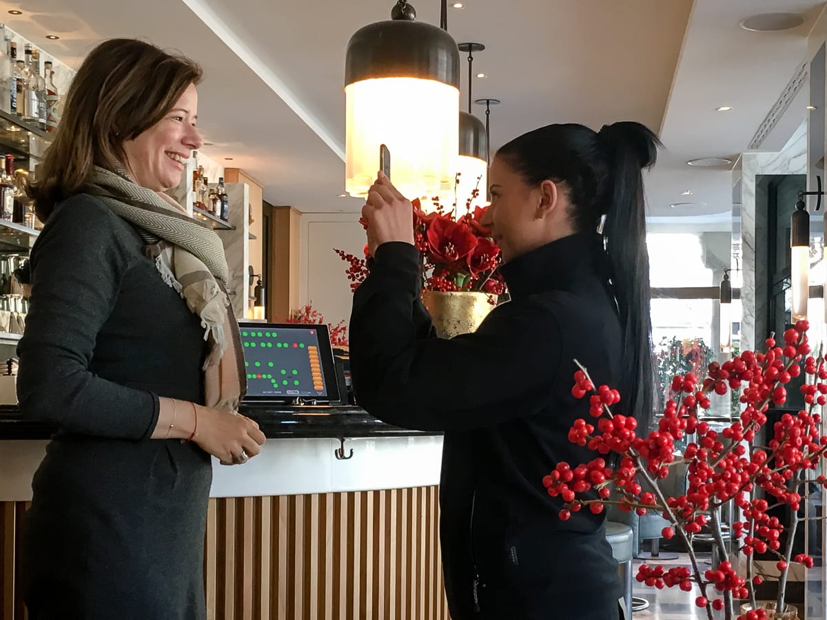 Nicole wird für ihren Kaffee fotografiert