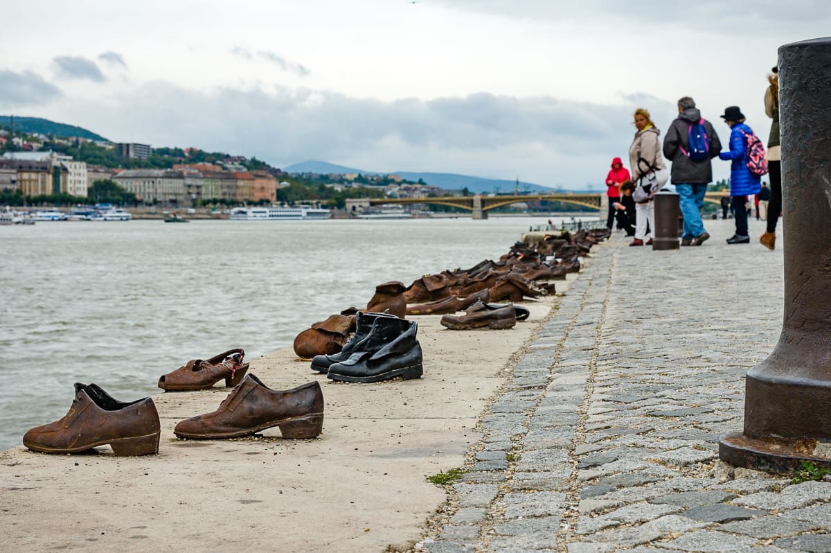 DIe Schuhe am Donauufer