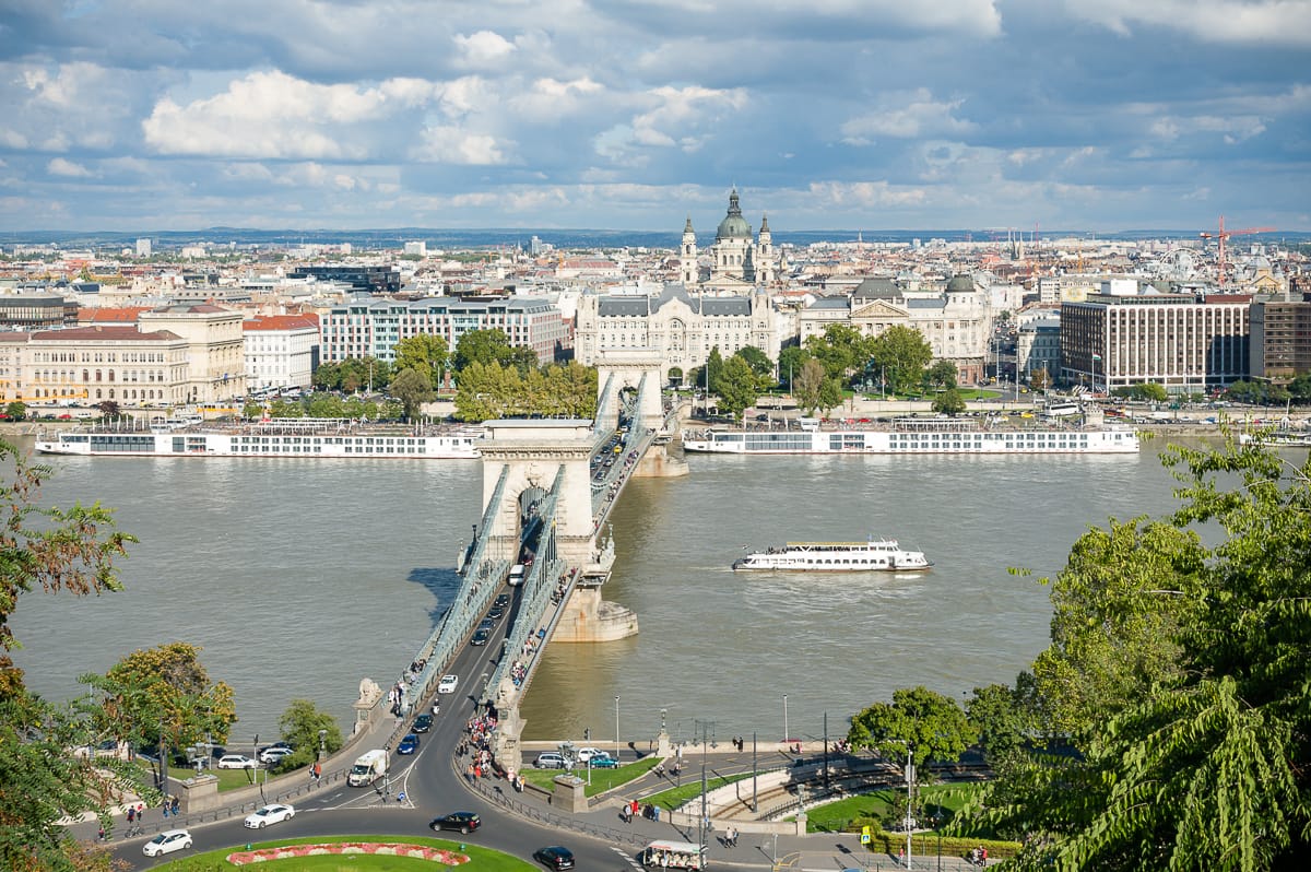 Blick vom Burgberg auf Kettenbrücke und im Hintergrund St. Stephans-Basilika