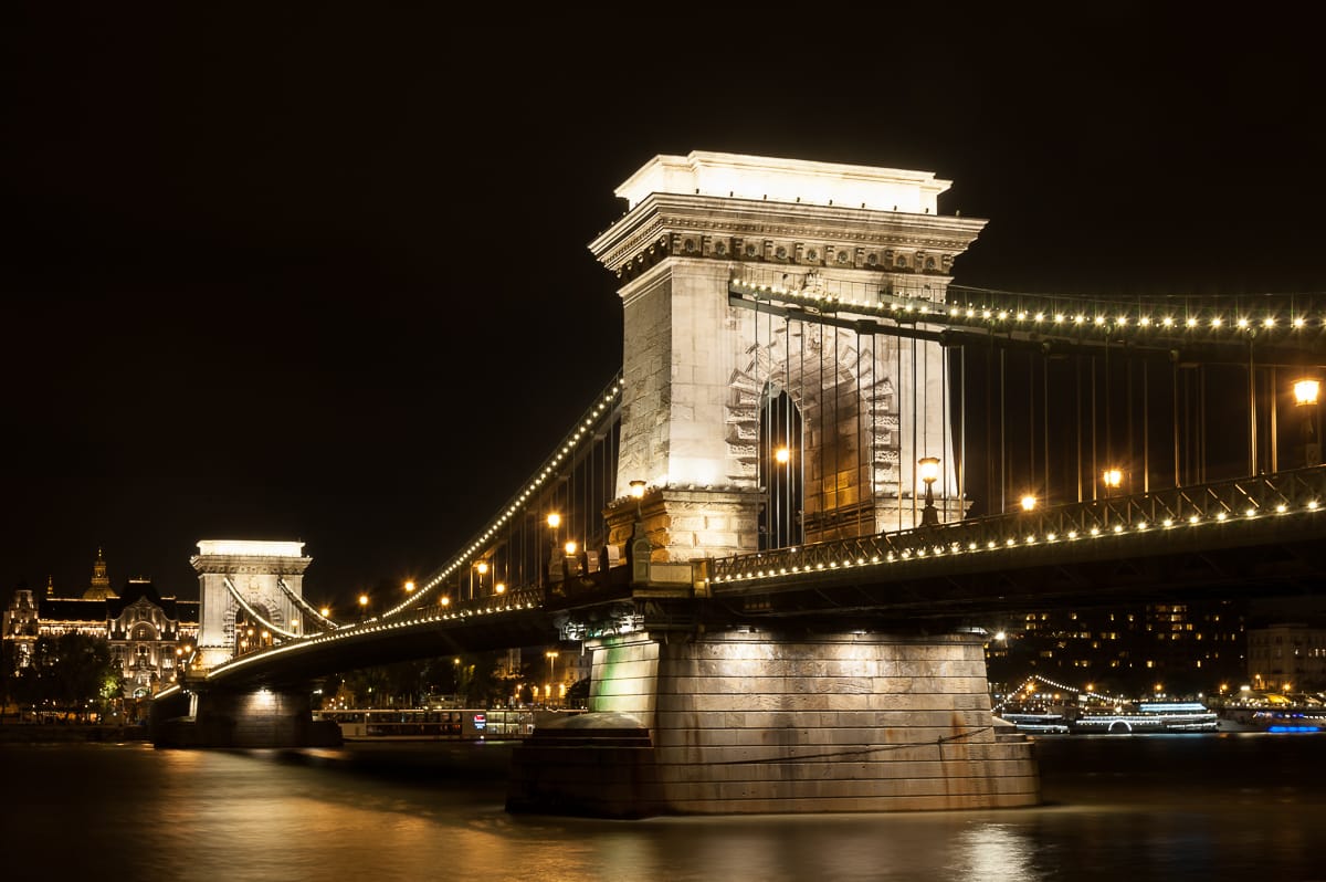 Kettenbrücke bei Nacht