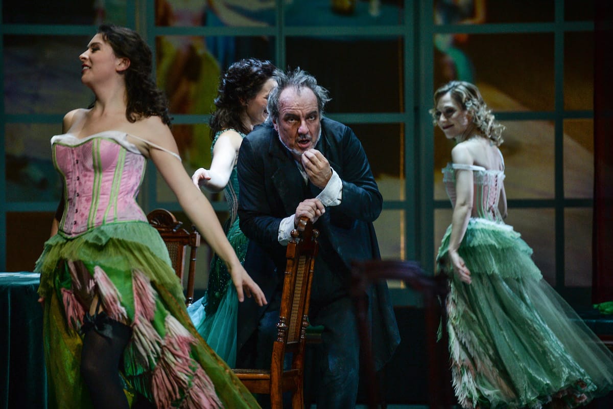 Vor dem Raum des Rheingolds - Kimberley Boettger-Soller (Wellgunde), Iryna Vakula (Floßhilde), Stefan Heidemann (Alberich), Heidi Elisabeth Meier (Woglinde) FOTO: Hans Jörg Michel