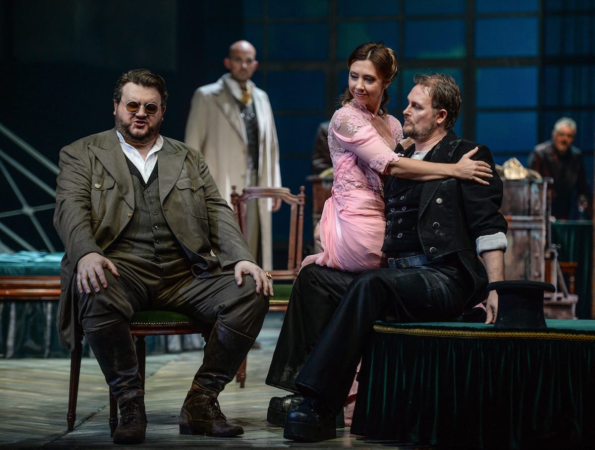 VORNE James Rutherford (Wotan), Anna Princeva (Freia), Thorsten Grümbel (Fasolt) HINTEN David Jerusalem (Donner) FOTO: Hans Jörg Michel