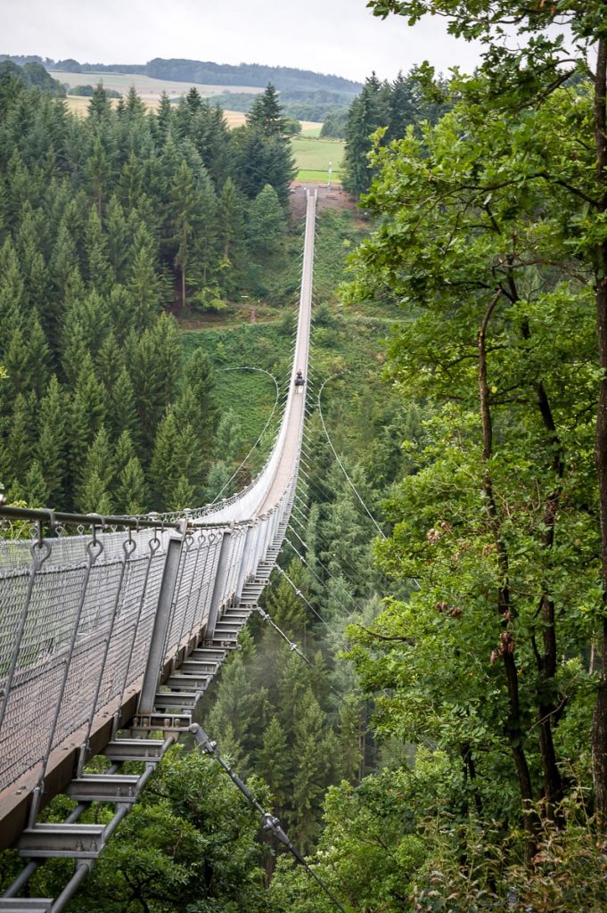 Die Leute am anderen Ende der Brücke