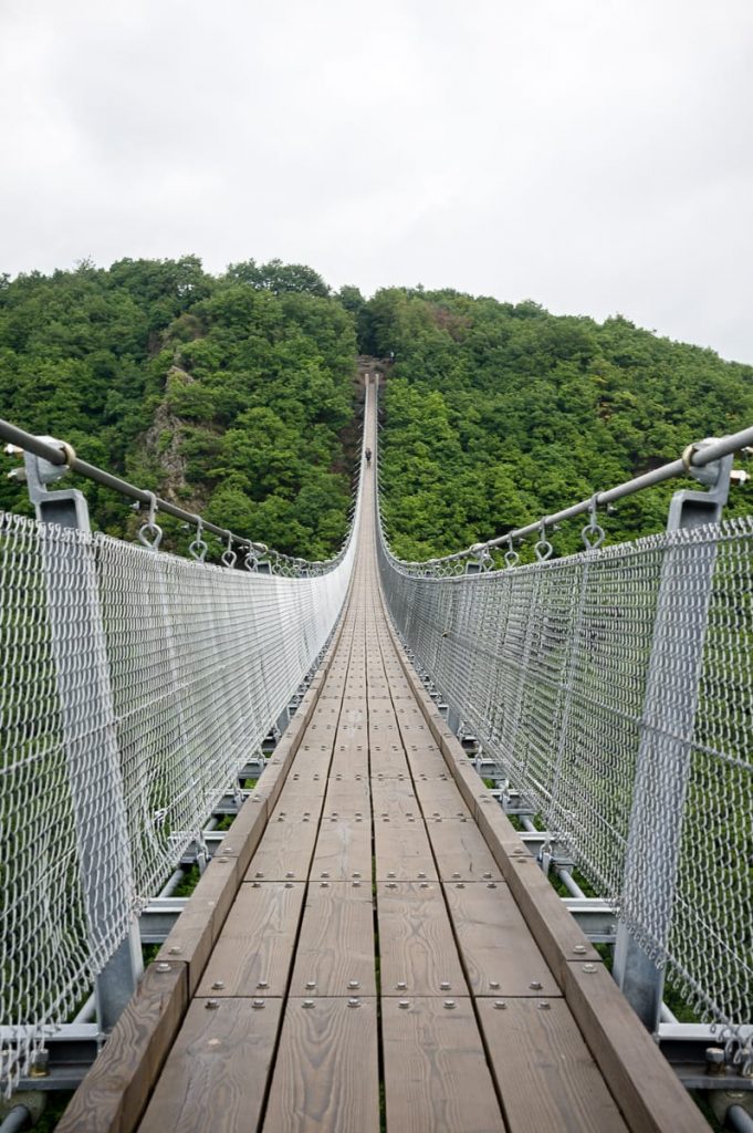 85 cm breit - die Geierlay-Hängeseilbrücke im Hunsrück