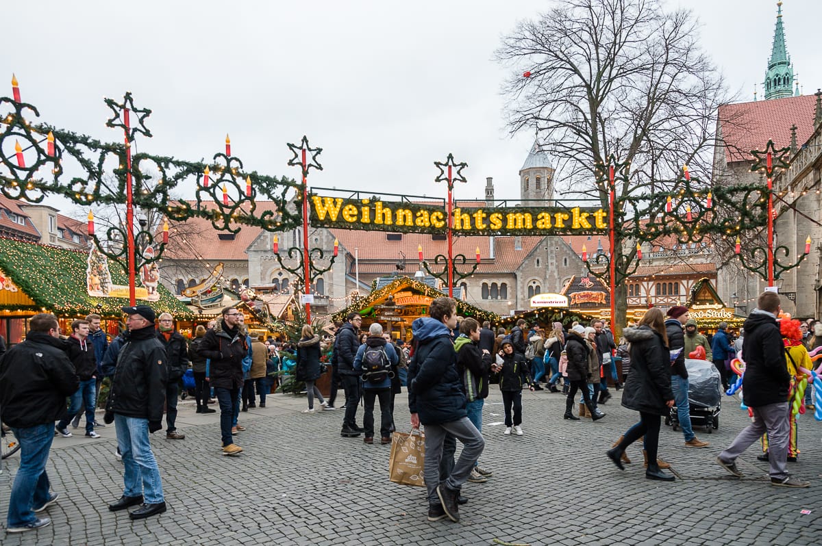 Weihnachtsmarkt mit Burgplatz mit Löwen, Burg Dankwarderode und Dom St. Blasii