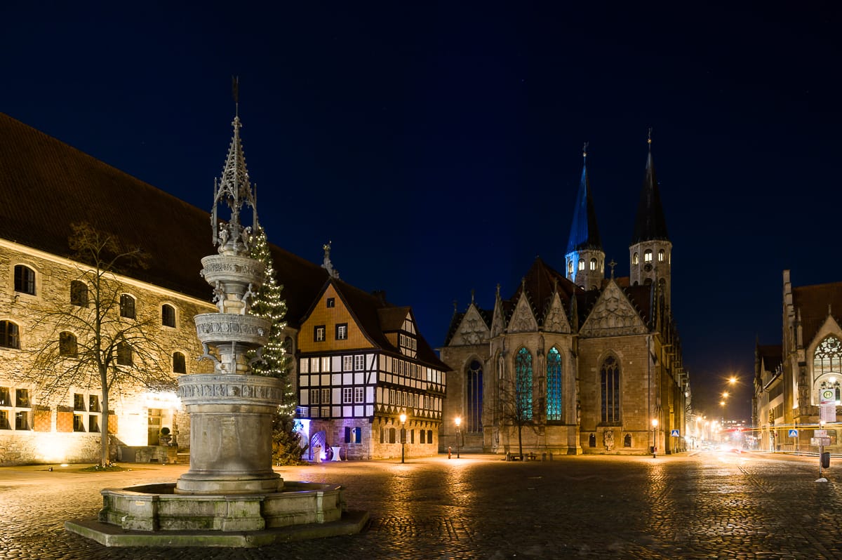 Altmarkt mit Altmarktbrunnen, Kirche St. Martini, Zollhaus und Gewandhaus bei Nacht