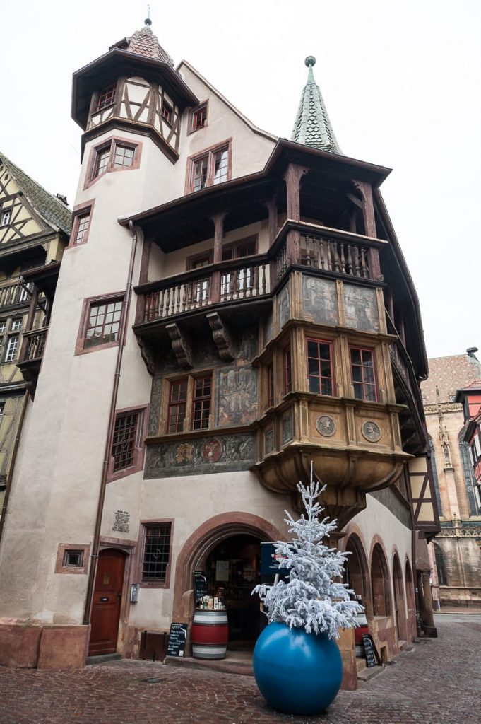 Maison Pfister mit Weihnachtsdekoration im Januar