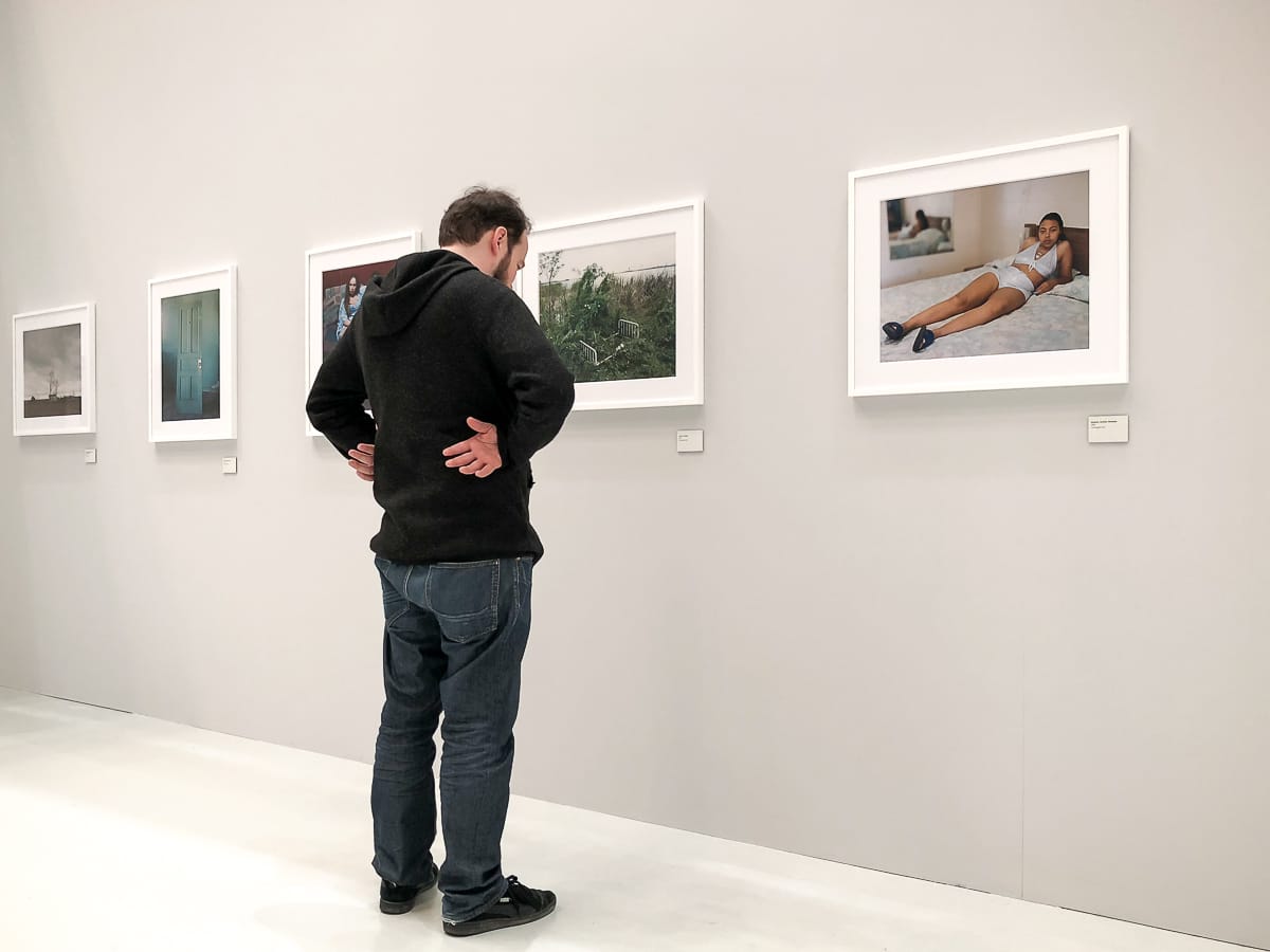 Simon vor den Bildern von "Sleeping by the Mississippi", Alec Soth