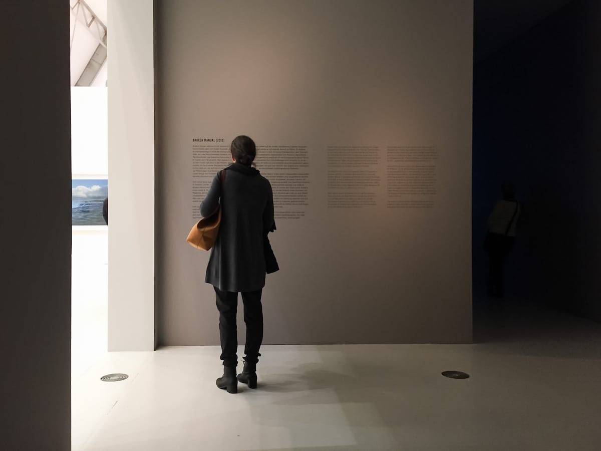 Im düsteren Bereich der Ausstellung
