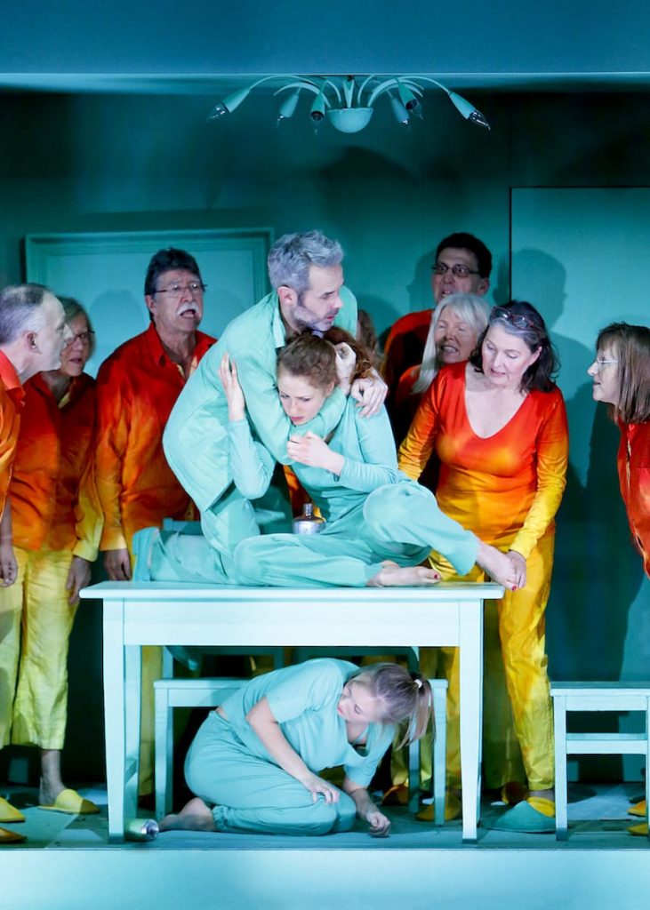 Biedermann und die Brandstifter - Dortmunder Sprechchor, Ekkehard Freye, Alexandra Sinelnikova, Frauke Becker Foto: B. Hupfeld