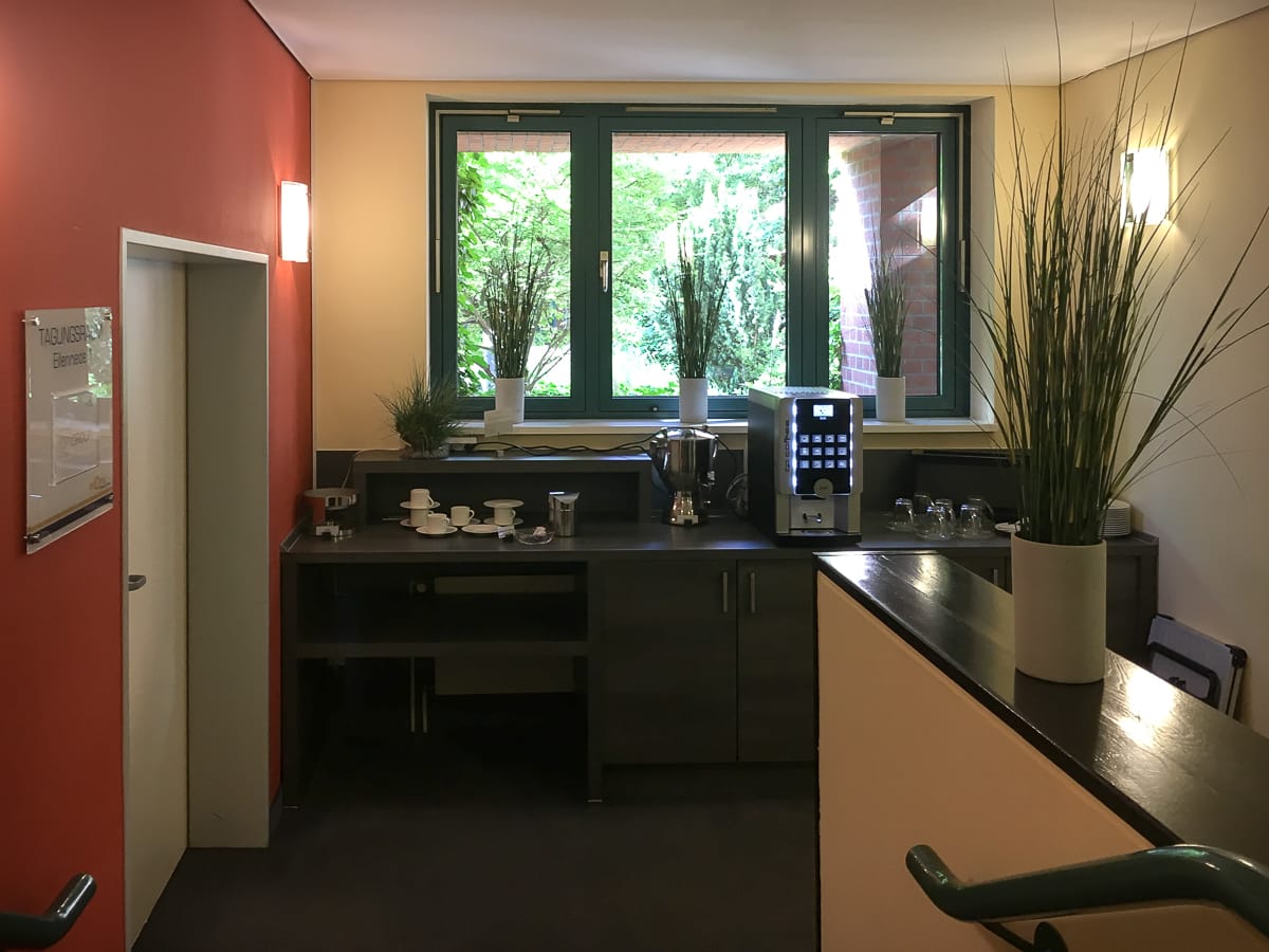 Kaffeezeile vor einem Tagungsraum