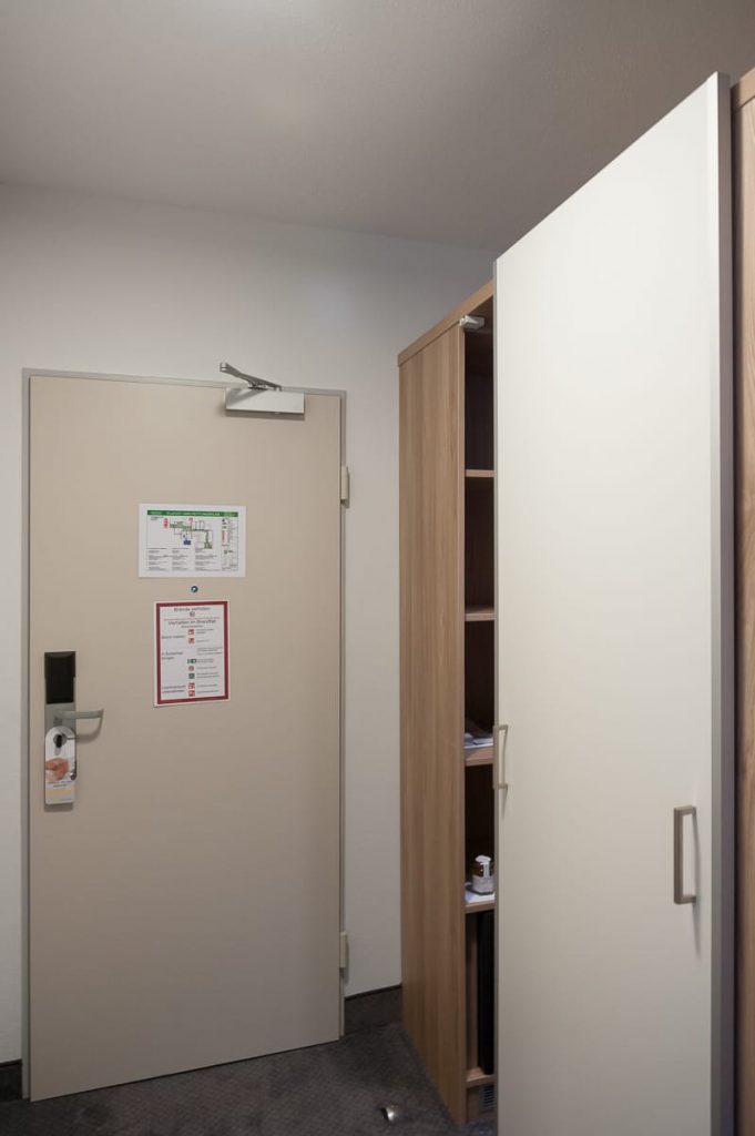 großzügiger Flur mit Garderobe