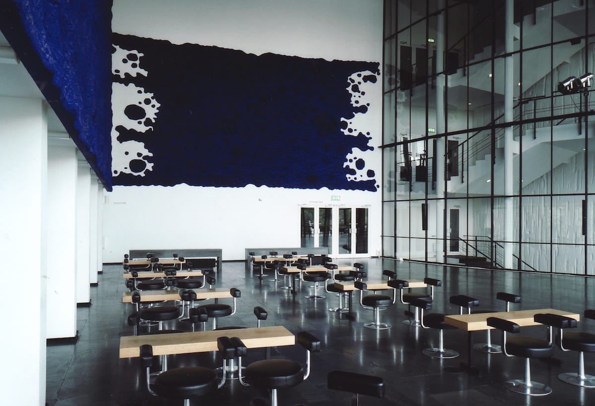 monochrom blaue Wandtafeln von Yves Klein im MiR Foto: Pedro Malinowski