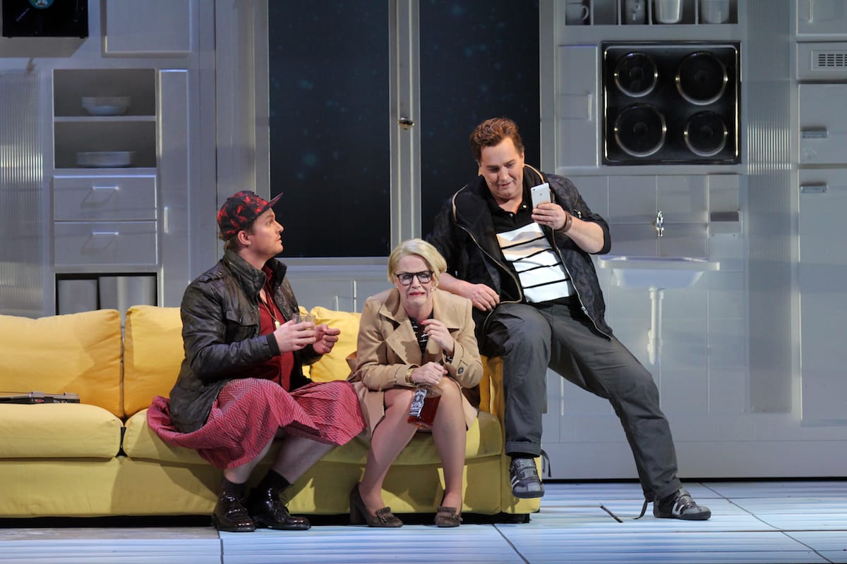Theater Hagen Tillmann Schnieders (Lämmermeier), Kristine Larissa Funkhauser (Frau Pusebach), Richard van Gemert (Steppke), © Klaus Lefebvre