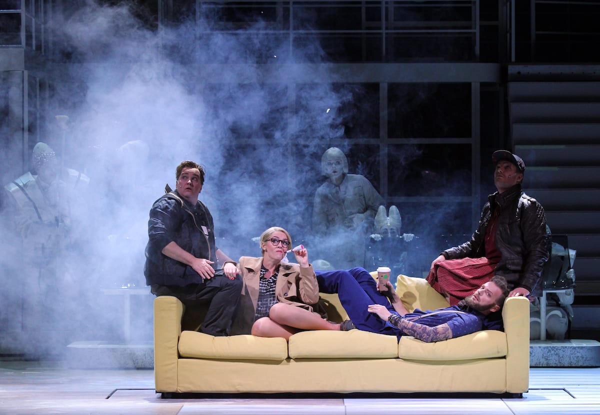 Theater Hagen Richard van Gemert (Steppke), Kristine Larissa Funkhauser (Frau Pusebach), Olaf Haye (Pannecke), Tillmann Schnieders (Lämmermeier), Chor © Klaus Lefebvre