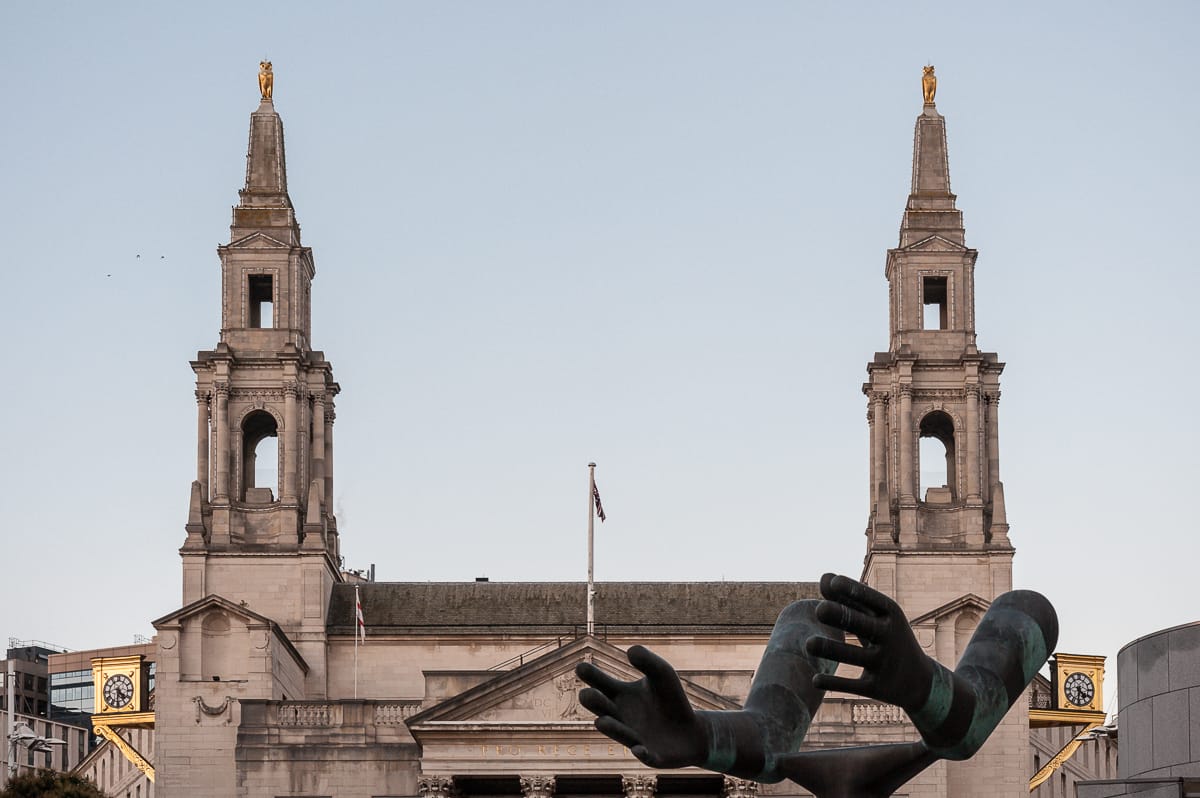 Am Nelson Mandela Gardens - die Skulptur "Both Arms"