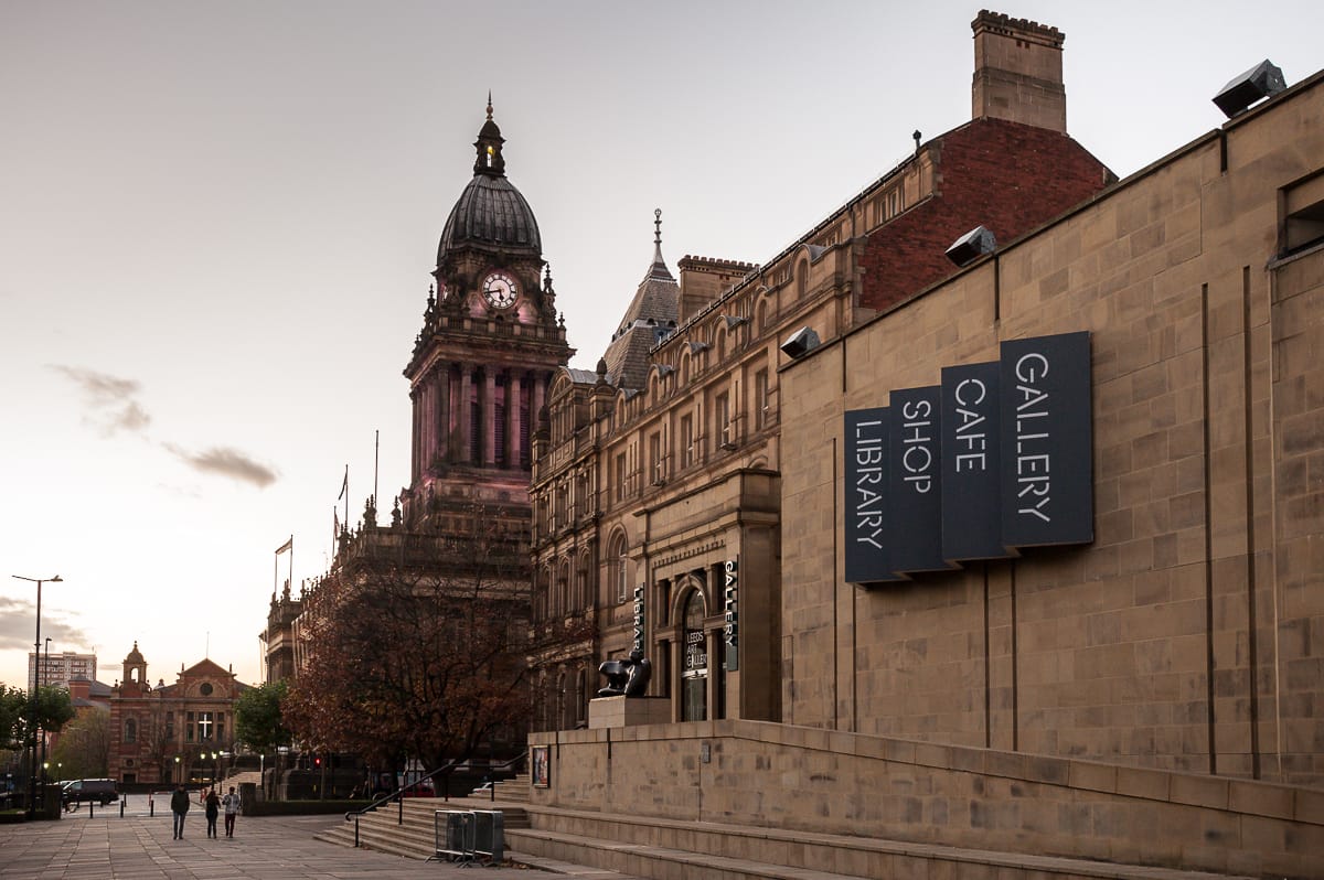 Leeds Art Gallery mit Henry Moore Statue am Eingang
