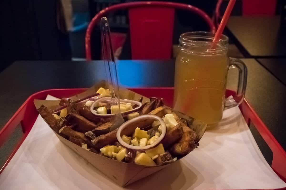 Traditionelle Poutine und Eistee