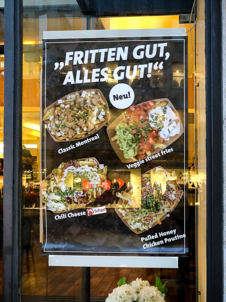 Plakat am Thüringer Curry in Dortmund mit Poutine-Variationen