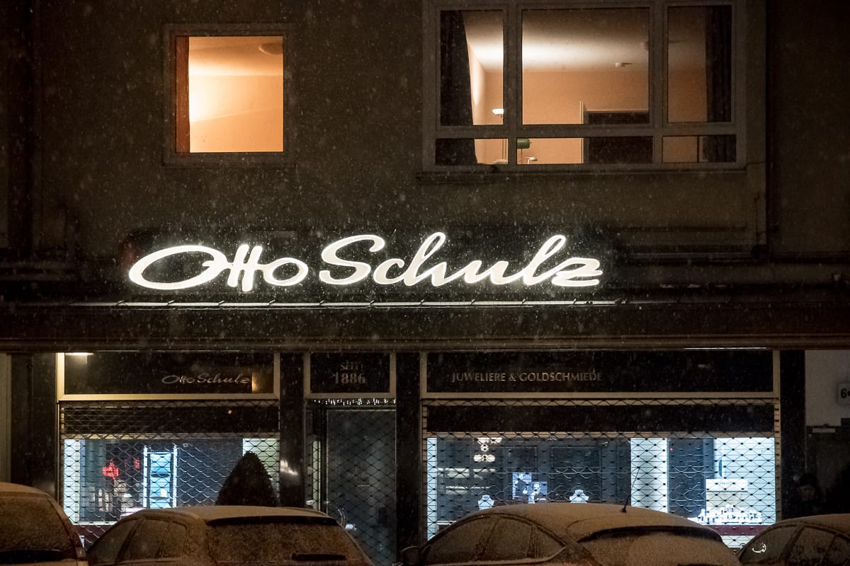 Juwelier mit schöner Leuchtreklame