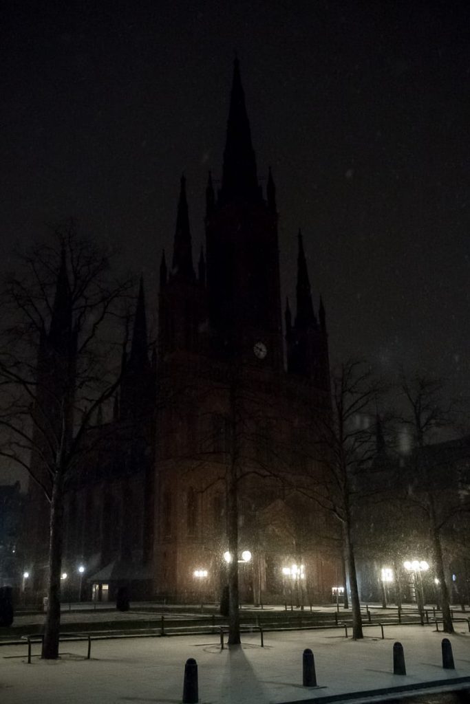 Schlossplatz mit der im Dunklen liegenden Marktkirche