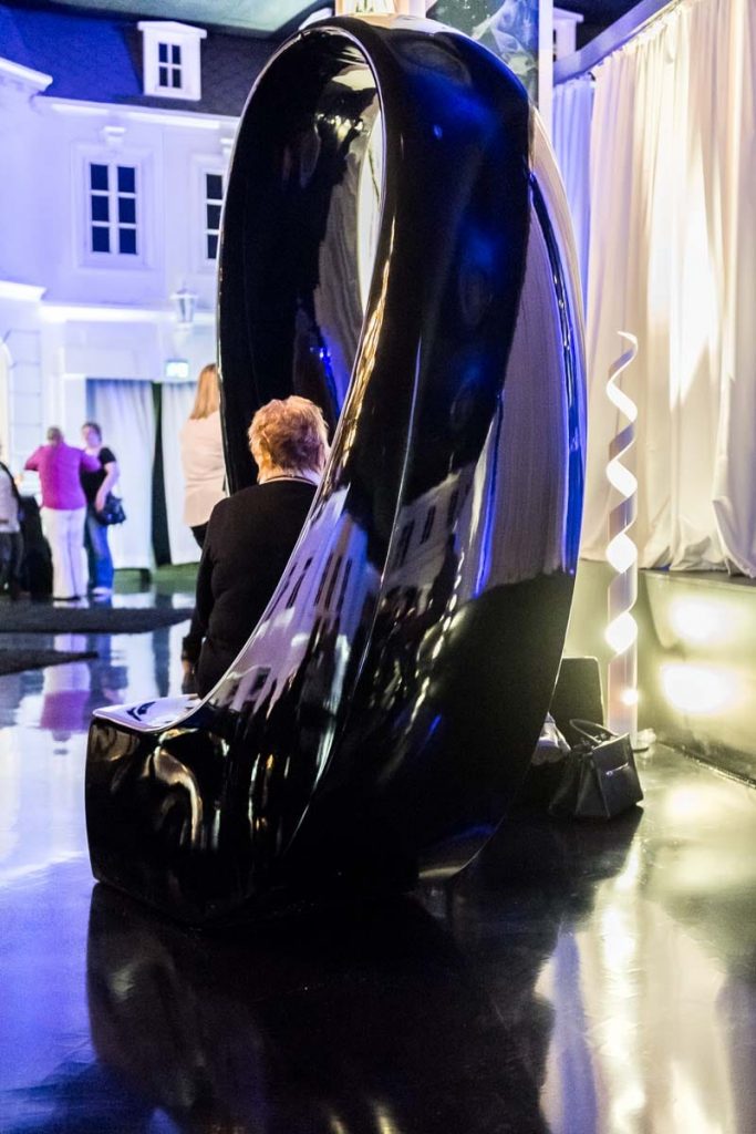 futuristische schwarze Hochglanzsitzmöbel