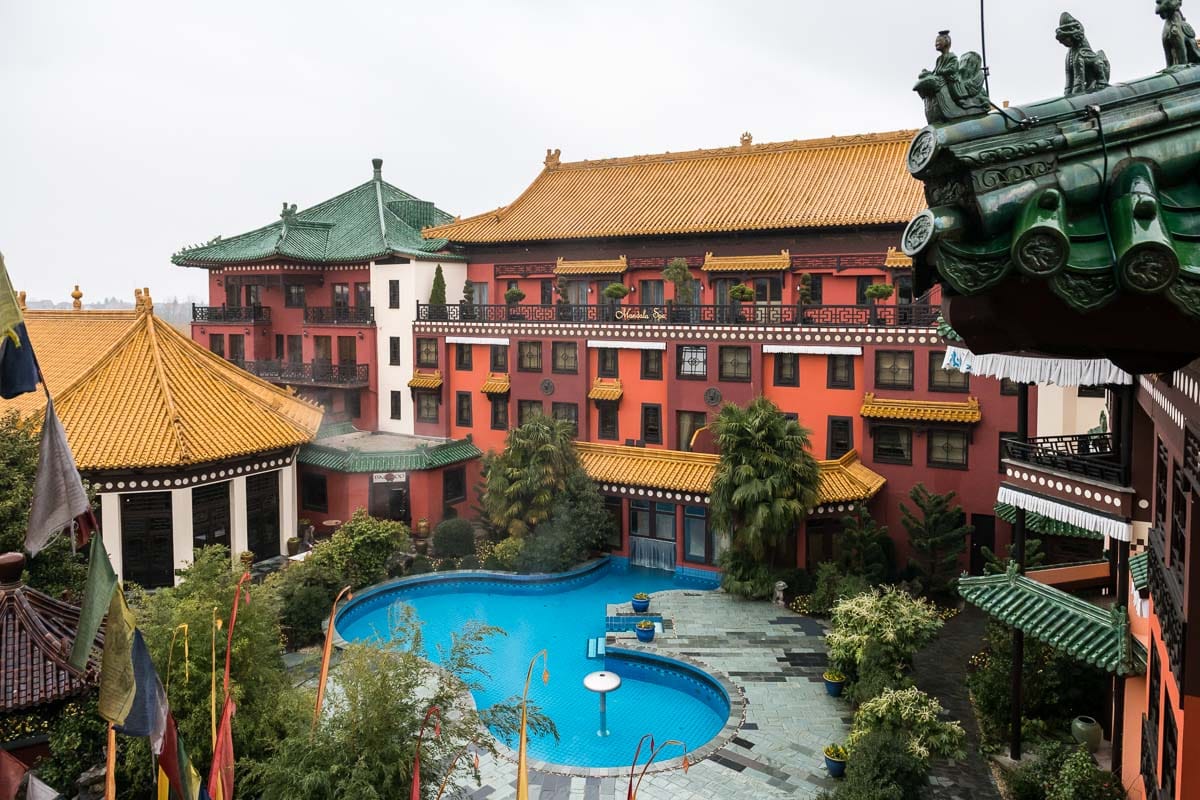 Das Mandala Spa mit Außenpool, links daneben: Bamboo Restaurant