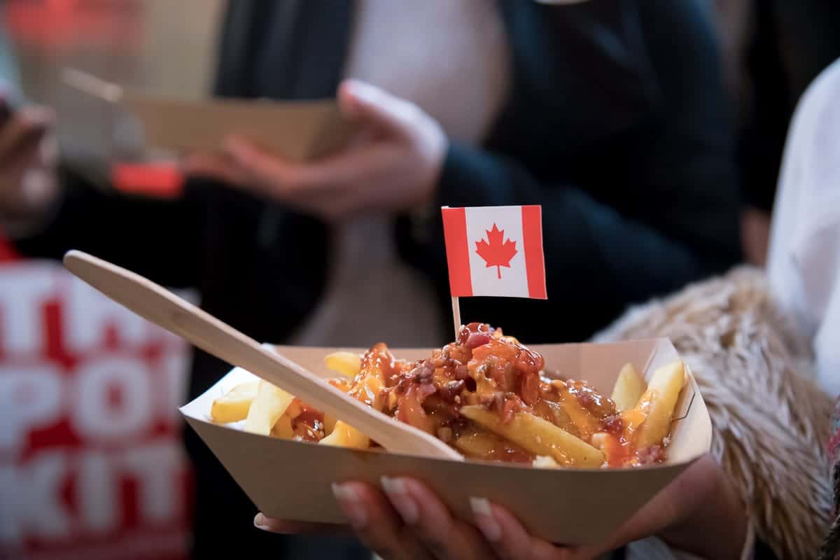 Poutine - nur echt mit Fähnchen. ;)