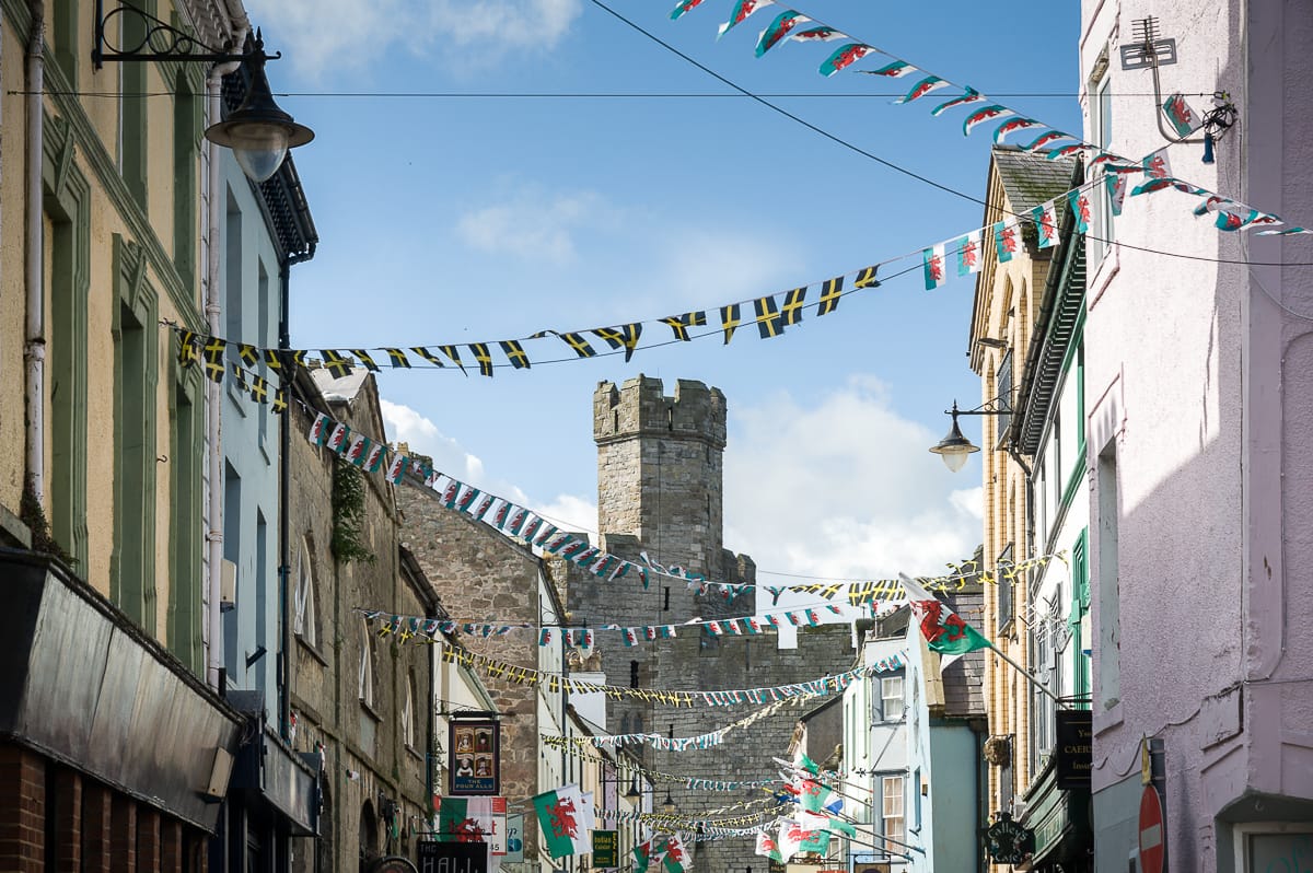 Caernarfon Castle thront über dem gleichnamigen Städtchen