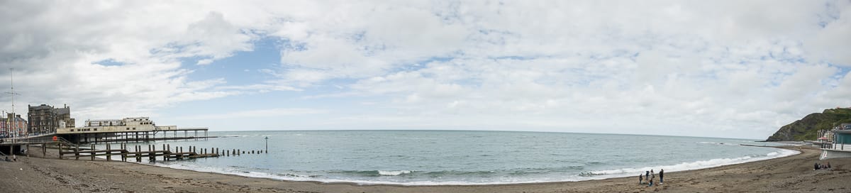 Die Strandpromenade und der Strand von Aberystwyth