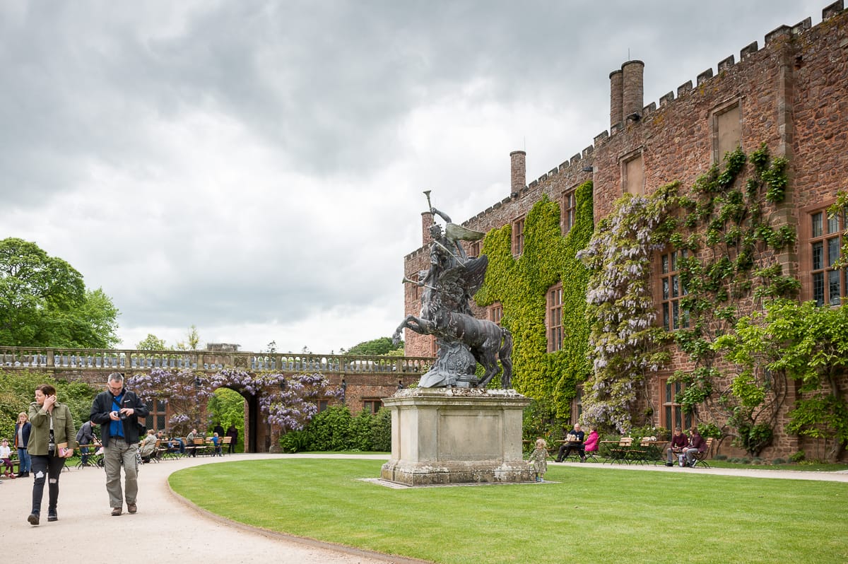 Im Innenhof von Powis Castle - mit Bleistatue