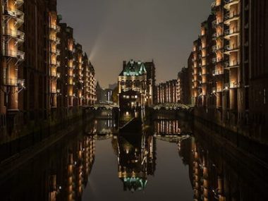 Wasserschloss in der Speicherstadt bei Nacht
